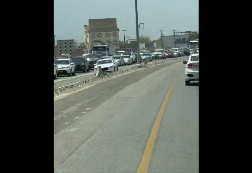 سلطنة عُمان: حادث سير مروع بقرية الضروس بولاية صحم يتسبب في إصابة أربعة أشخاص وأنباء عن وفاة آخرين سلطنة عُمان: حادث سير مروع بقرية الضروس بولاية صحم يتسبب في إصابة أربعة أشخاص وأنباء عن وفاة آخرين
