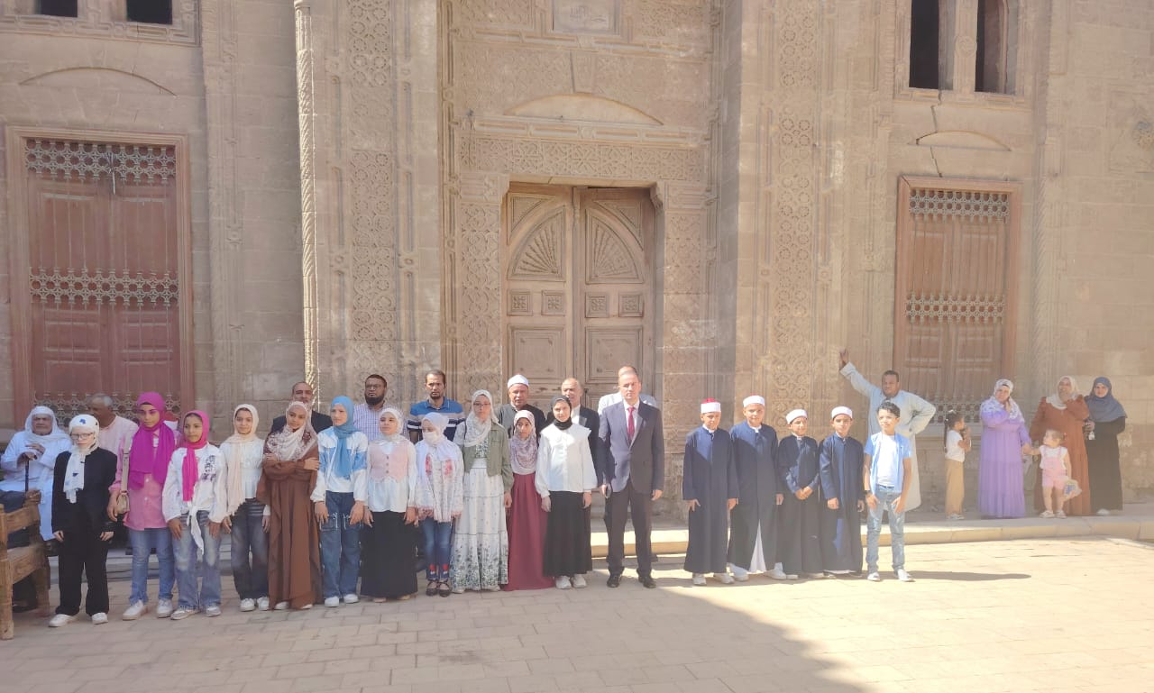 مجموعة التكافل الاجتماعي بالقايات برئاسة الدكتور محمد مخلوف القاياتي تكرم المعلمين والاوائل