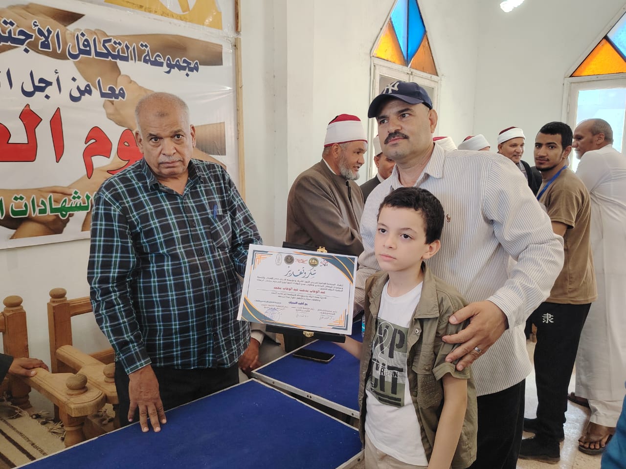 مجموعة التكافل الاجتماعي بالقايات برئاسة الدكتور محمد مخلوف القاياتي تكرم المعلمين والاوائل