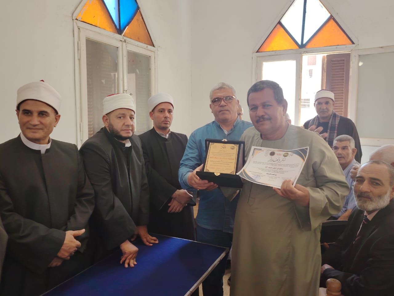 مجموعة التكافل الاجتماعي بالقايات برئاسة الدكتور محمد مخلوف القاياتي تكرم المعلمين والاوائل