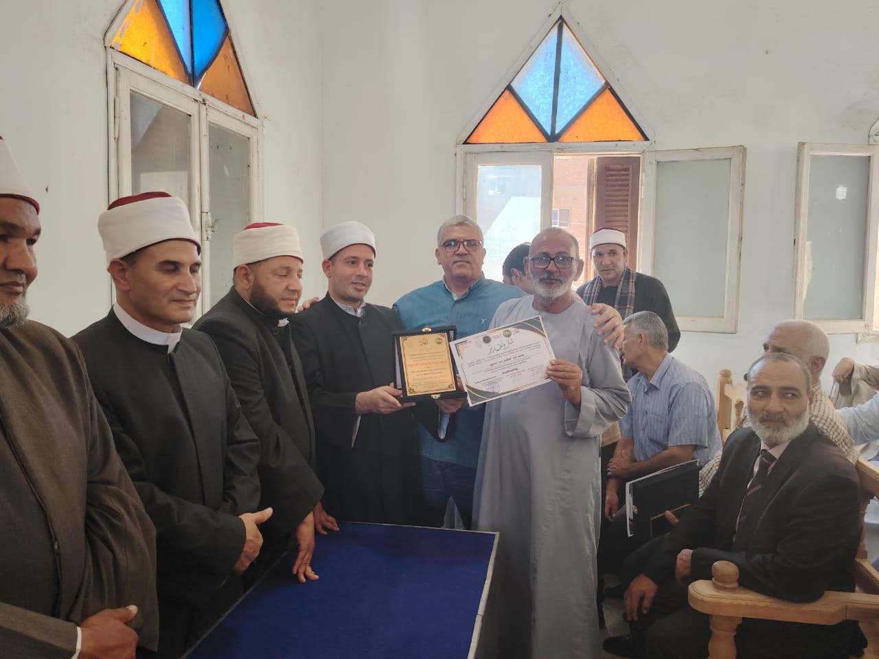 مجموعة التكافل الاجتماعي بالقايات برئاسة الدكتور محمد مخلوف القاياتي تكرم المعلمين والاوائل
