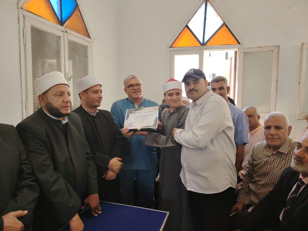 مجموعة التكافل الاجتماعي بالقايات برئاسة الدكتور محمد مخلوف القاياتي تكرم المعلمين والاوائل