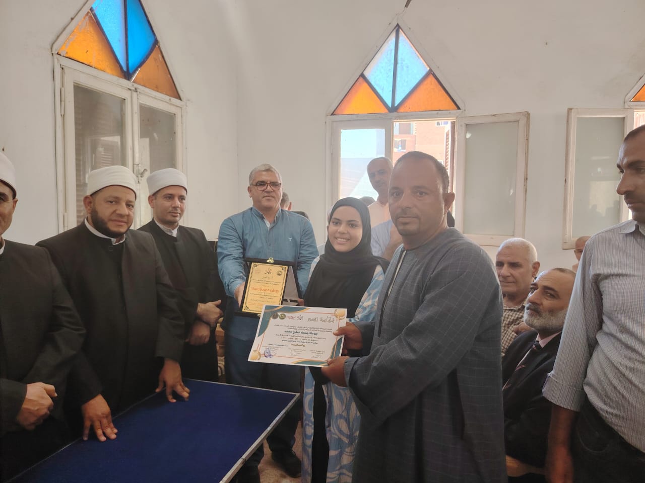 مجموعة التكافل الاجتماعي بالقايات برئاسة الدكتور محمد مخلوف القاياتي تكرم المعلمين والاوائل