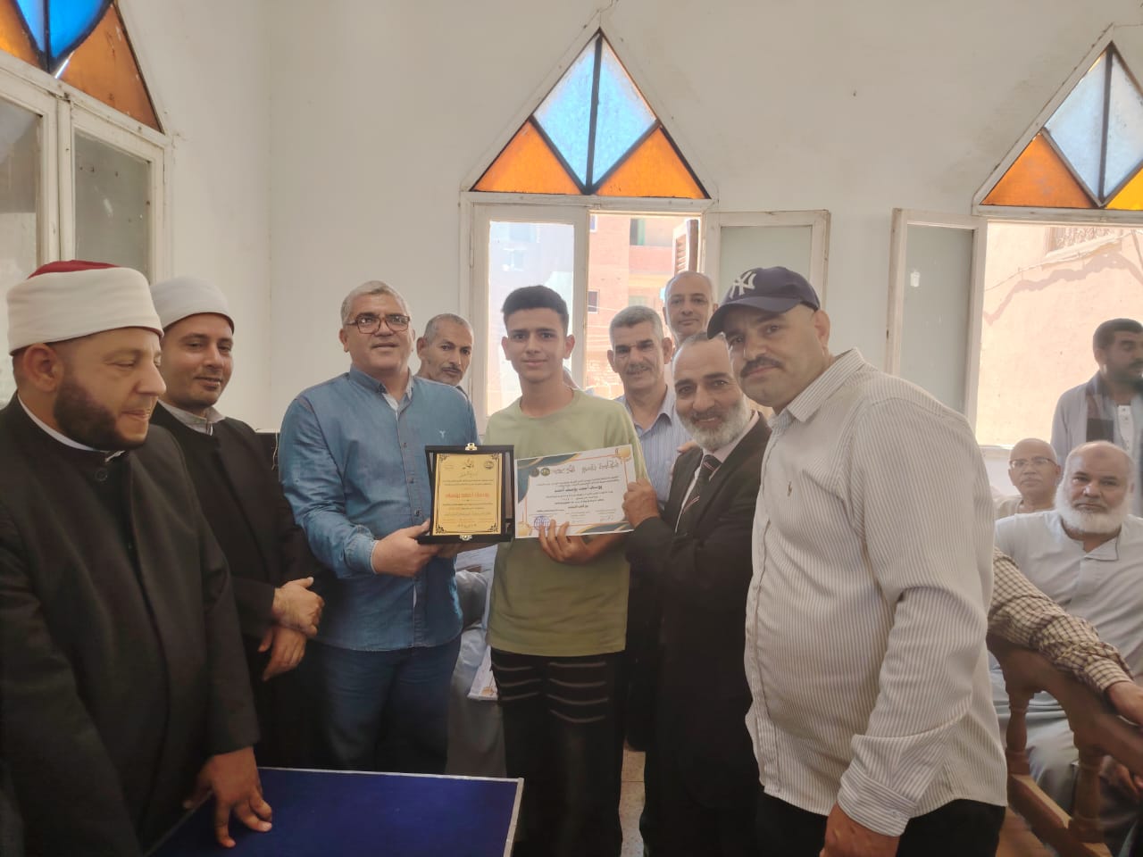 مجموعة التكافل الاجتماعي بالقايات برئاسة الدكتور محمد مخلوف القاياتي تكرم المعلمين والاوائل