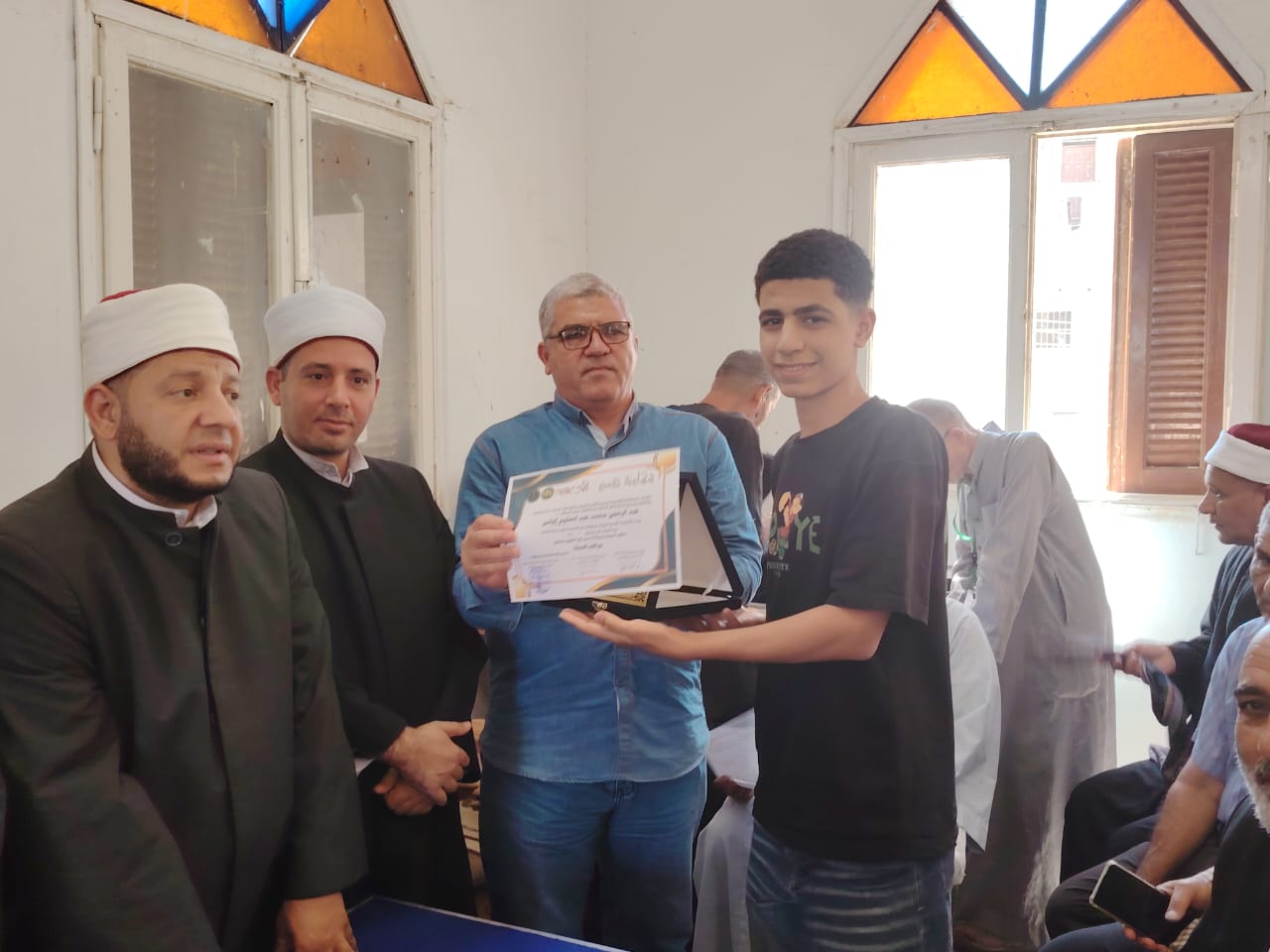 مجموعة التكافل الاجتماعي بالقايات برئاسة الدكتور محمد مخلوف القاياتي تكرم المعلمين والاوائل