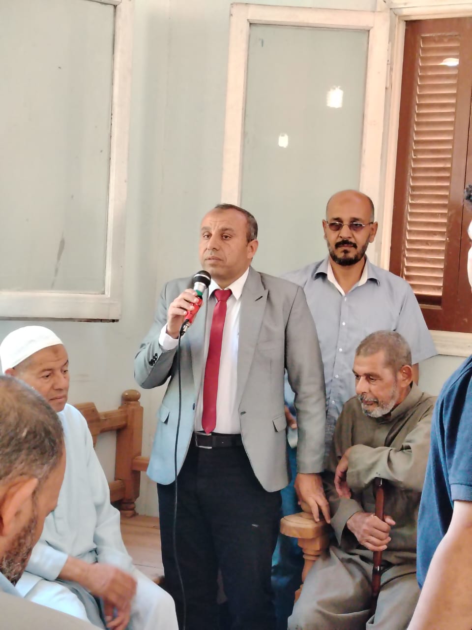 مجموعة التكافل الاجتماعي بالقايات برئاسة الدكتور محمد مخلوف القاياتي تكرم المعلمين والاوائل