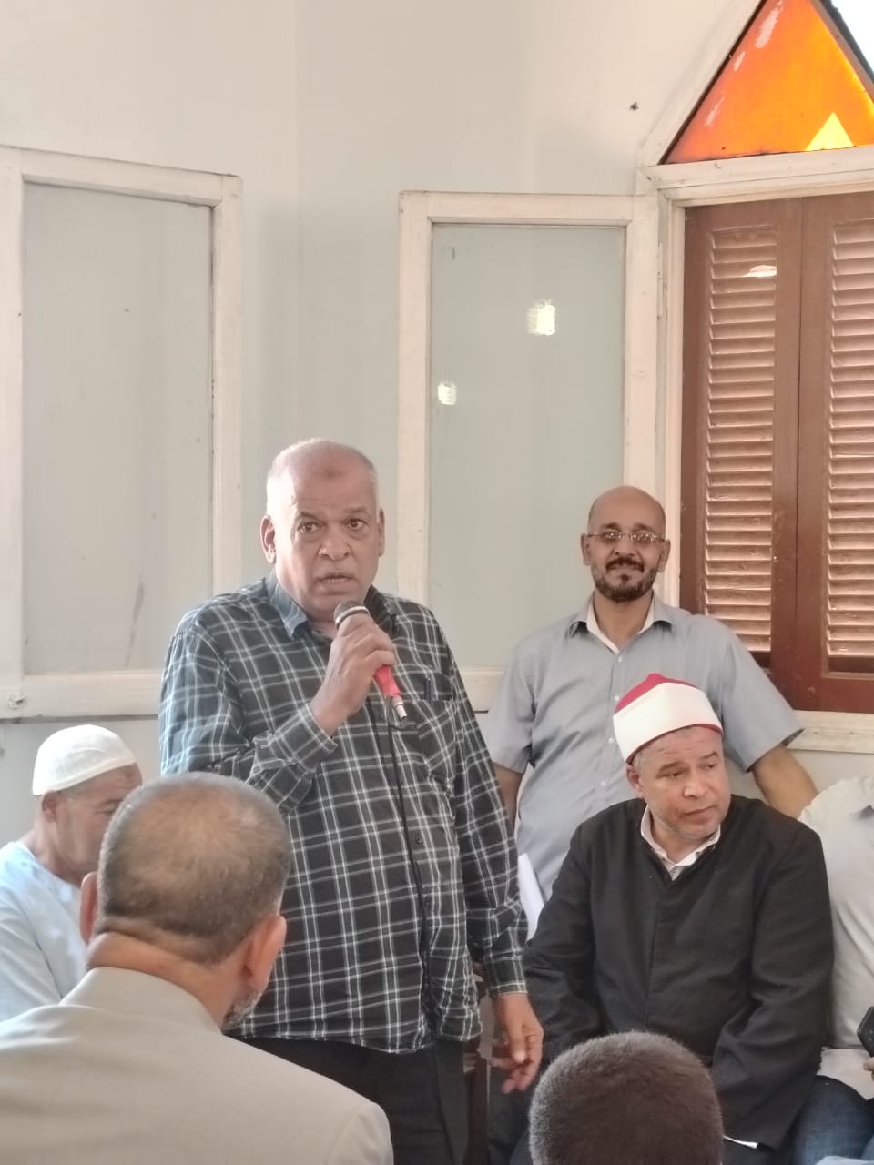 مجموعة التكافل الاجتماعي بالقايات برئاسة الدكتور محمد مخلوف القاياتي تكرم المعلمين والاوائل