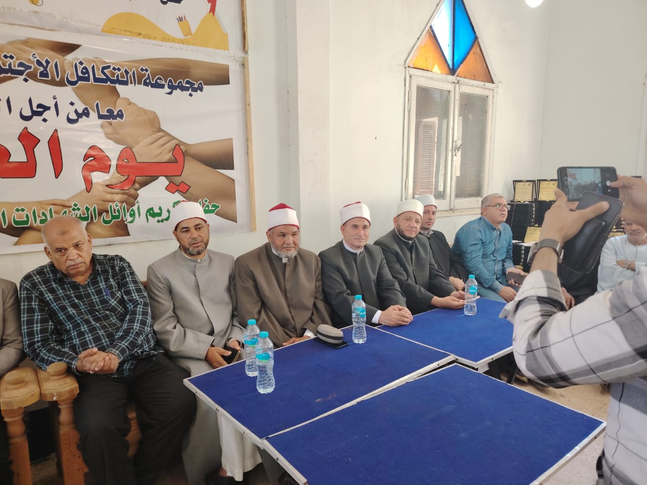 مجموعة التكافل الاجتماعي بالقايات برئاسة الدكتور محمد مخلوف القاياتي تكرم المعلمين والاوائل
