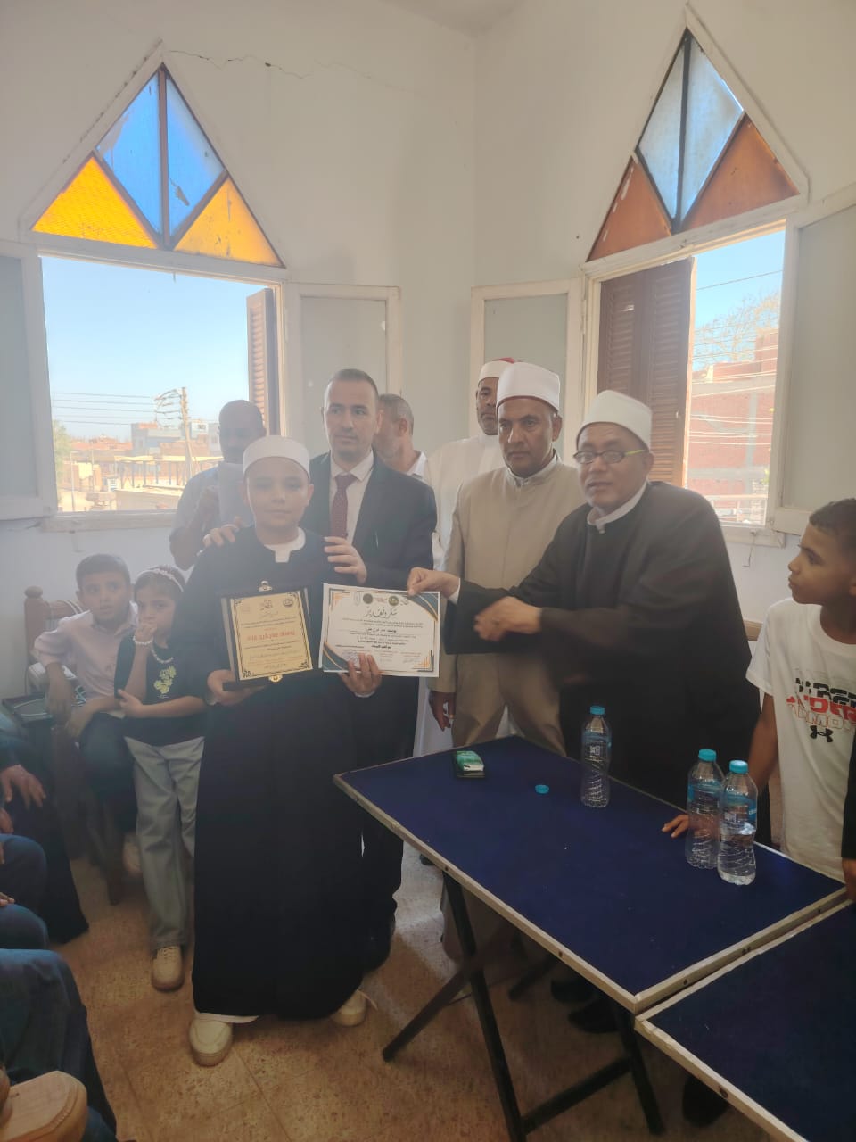 مجموعة التكافل الاجتماعي بالقايات برئاسة الدكتور محمد مخلوف القاياتي تكرم المعلمين والاوائل