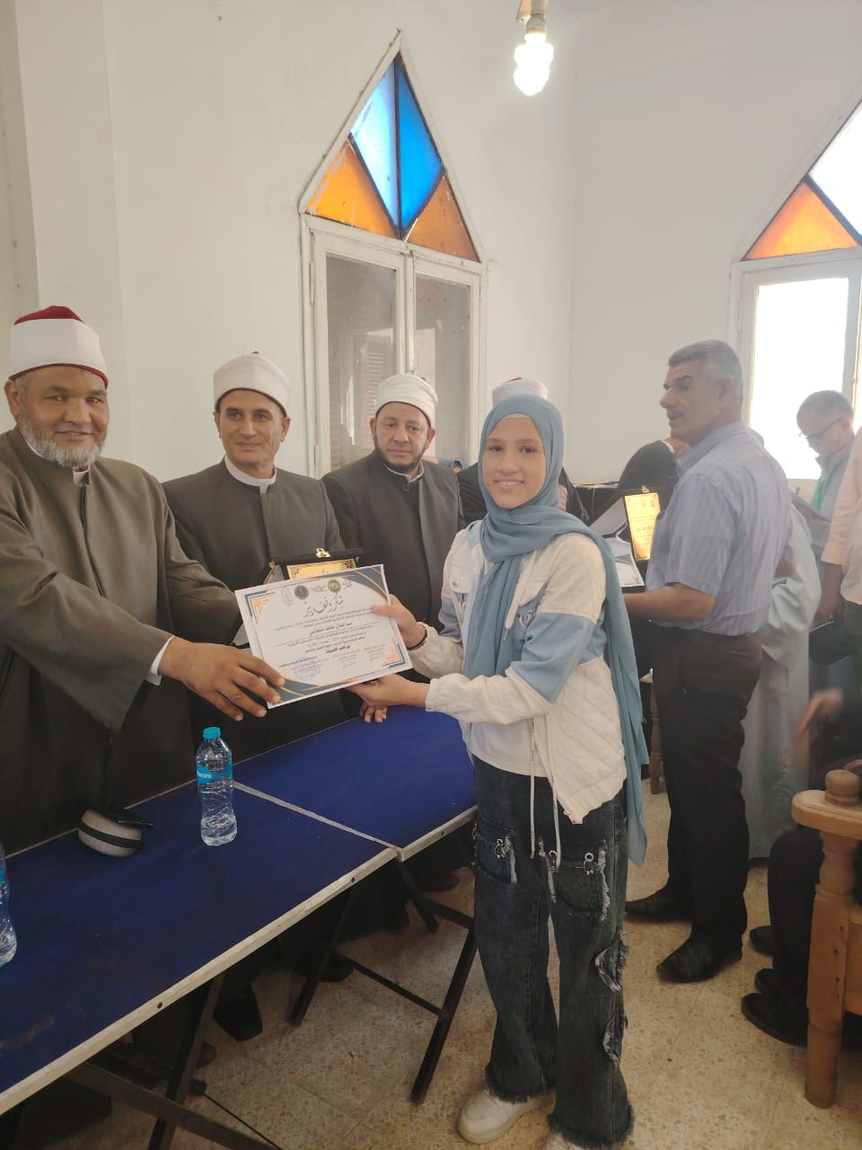 مجموعة التكافل الاجتماعي بالقايات برئاسة الدكتور محمد مخلوف القاياتي تكرم المعلمين والاوائل