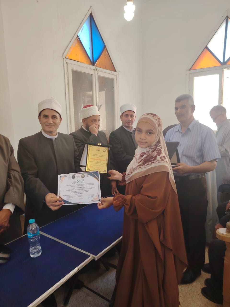 مجموعة التكافل الاجتماعي بالقايات برئاسة الدكتور محمد مخلوف القاياتي تكرم المعلمين والاوائل