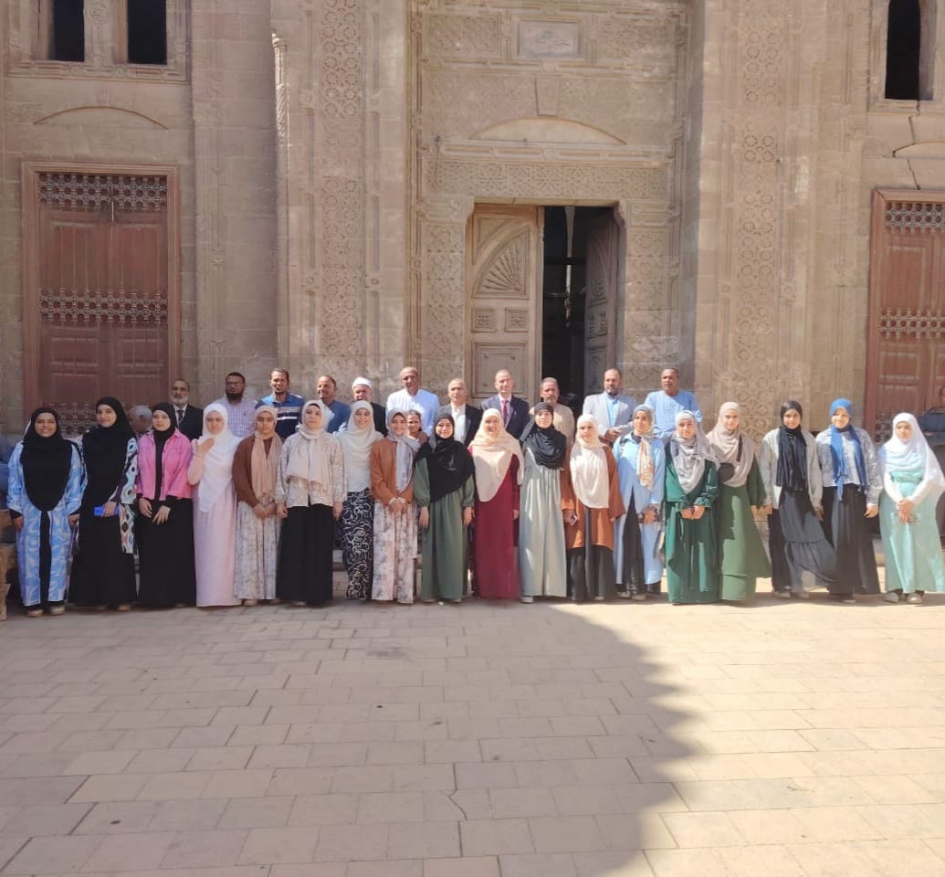 مجموعة التكافل الاجتماعي بالقايات برئاسة الدكتور محمد مخلوف القاياتي تكرم المعلمين والاوائل