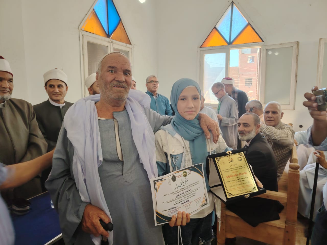 مجموعة التكافل الاجتماعي بالقايات برئاسة الدكتور محمد مخلوف القاياتي تكرم المعلمين والاوائل
