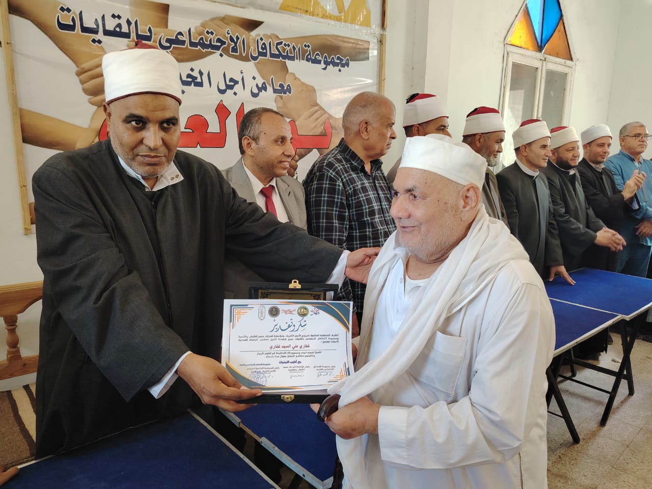 مجموعة التكافل الاجتماعي بالقايات برئاسة الدكتور محمد مخلوف القاياتي تكرم المعلمين والاوائل